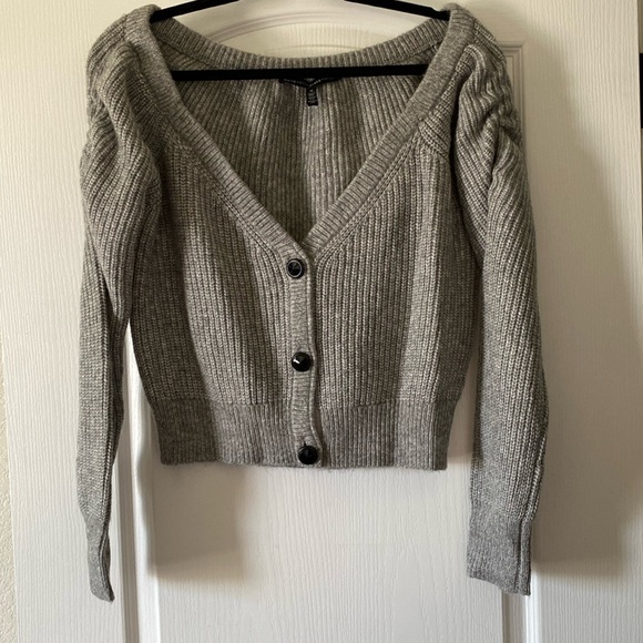 Cropped grey buttoned sweater - Picture 1 of 5